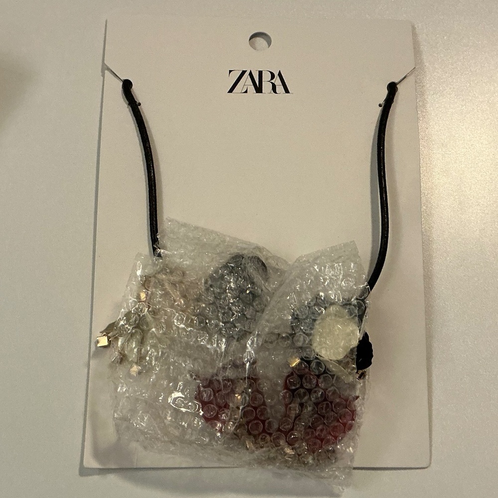 ZARA: FLORAL STATEMENT NECKLACE IN RED/BLACK/CREAMS AND GOLD NWT - Picture 4 of 5